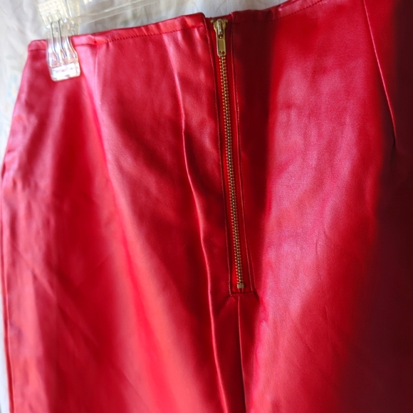 🌺Faux Leather Skirt Red Zipper on Back Size Large NWOT - Picture 7 of 11